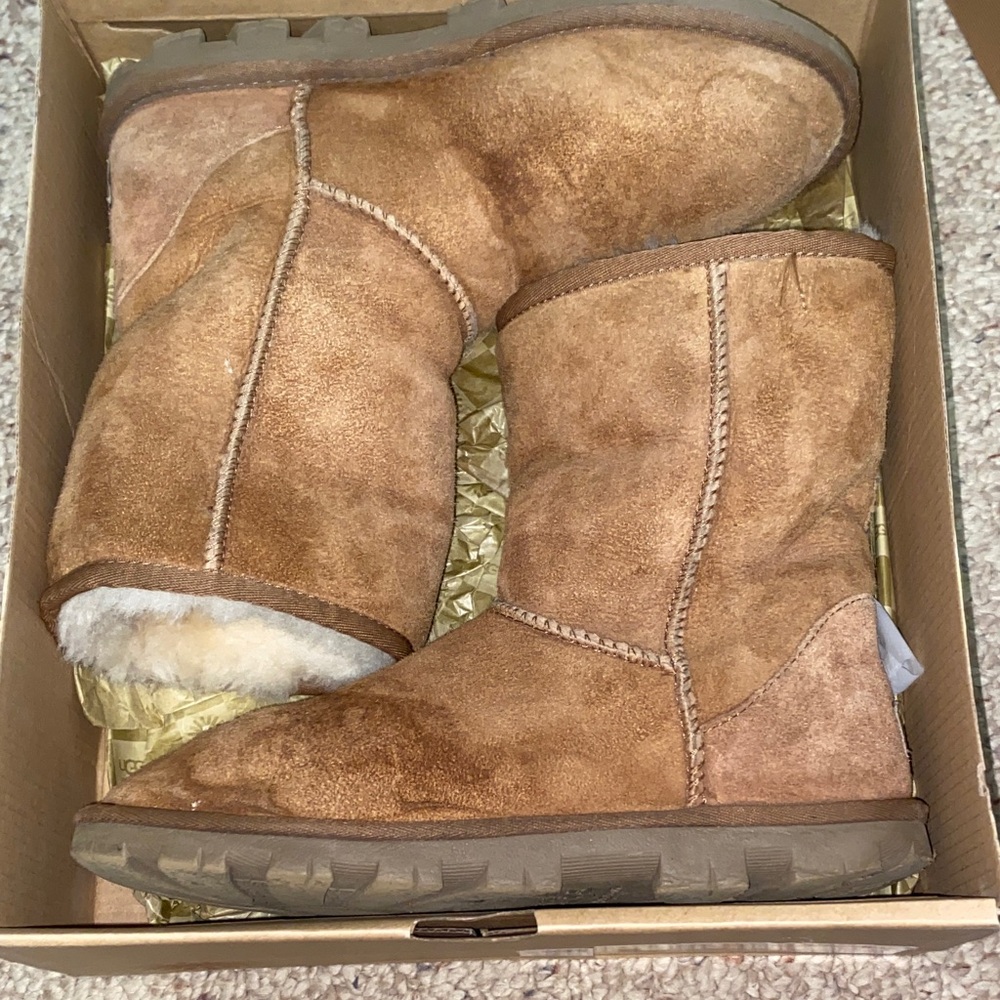 UGG Women's Essential Short Boots - Brown